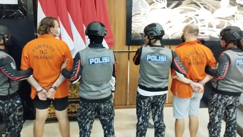Dua buronan Interpol, Cyril Stiak (dua dari kiri) dan Stefan Durina (dua dari kanan) di Polda Bali, Selasa (13/12/2022).
