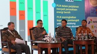 Diskusi dihadiri oleh dosen Fisip UNPAD Risna Risnawaty, Direktur explorasi PT Pertamina Hulu Energi Muharram Jaya Panguriseng, Direktur manajemen Pembangkitan Adi Laksmono, Direktur Utama Amman Mineral Nusa Tenggara Rachmad, dan Vice President Pengembangan Hilirisasi PT Bukit Asam TBK Setiadi Wicaksono.