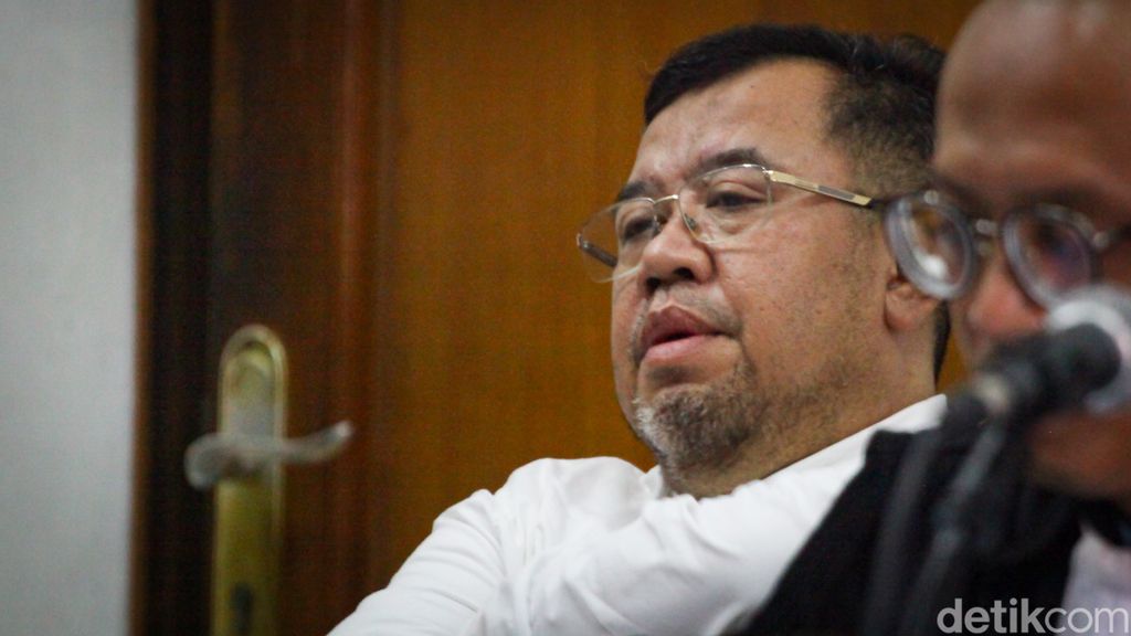 Eks Presiden Aksi Cepat Tanggap (ACT) Ahyudin hadir tatap muka di sidang kasus penggelapan dana ahli waris korban Lion Air. Sebelumnya ia hadir secara daring.