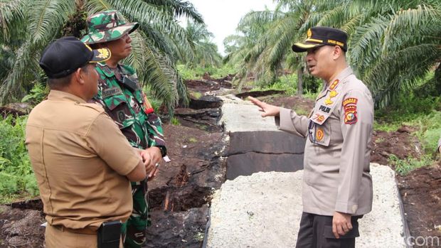 Fenomena tanah bergerak di Bengkalis, Riau.