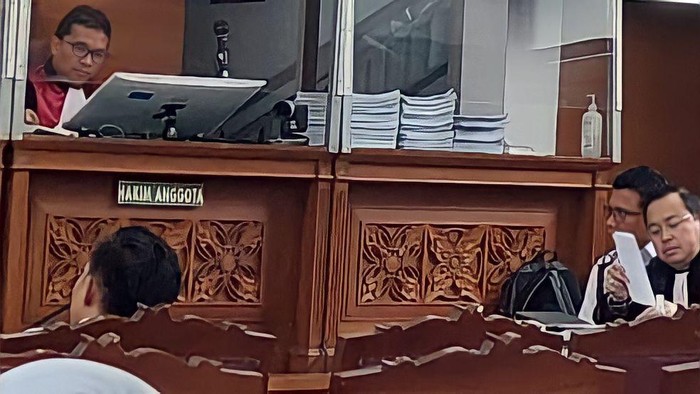 Ferdy Sambo memalingkan wajahnya usai menanggapi kesaksian mantan ajudannya, Richard Eliezer.