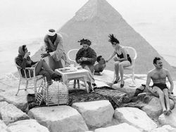 Deretan Foto Jadul Abadikan Kisah Mencengangkan