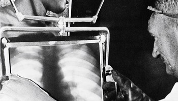 Setiap Hari Di Akhir Shift, Para Penambang Harus Melalui Mesin X-Ray Untuk Pemeriksaan. Beberapa Penambang Akan Menelan Berlian, Bahkan Menyembunyikannya Dalam Sayatan yang Dibuat Sendiri Di Kaki Mereka, Afrika Selatan 1954 Foto: Reddit via Boredpanda