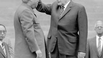 Kim Il-Sung, Pendiri Korea Utara, Bersama Pemimpin Komunis Hungaria János Kádár, 1984. Tumor Di Leher Terlihat Jelas  Foto: Reddit via Boredpanda