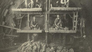  Para Pekerja Membangun Selokan Chicago, 1912. Foto: Reddit via Boredpanda