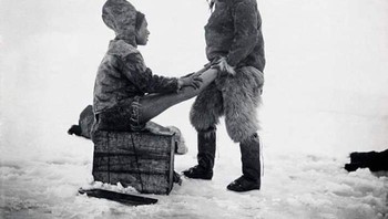 Robert E. Peary, Seorang Pria Inuit Menghangatkan Kaki Istrinya Di Greenland, 1890-an Foto: Reddit via Boredpanda