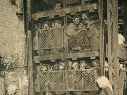 Deretan Foto Jadul Abadikan Kisah Mencengangkan