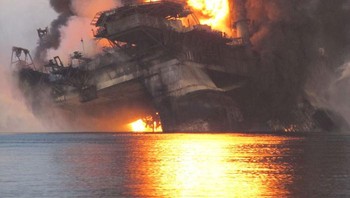 Runtuhnya Deepwater Horizon Rig pada 2010 Foto: Reddit via Boredpanda