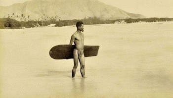 Foto Seorang Peselancar Paling Awal, Diamond Head, Hawaii, 1890 Foto: Reddit via Boredpanda