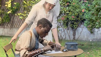 Prajurit Senegal yang Kehilangan Kedua Lengannya Menulis Surat Dengan Tangan Palsu Barunya. Di Sekolah Rehabilitasi Kejuruan Untuk Amputasi, Paris 1918 Foto: Reddit via Boredpanda