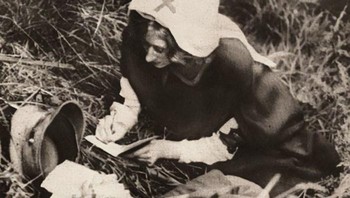 Perawat Dari Palang Merah Menulis Kata-kata Terakhir Prajurit yang Terluka, 1917 Foto: Reddit via Boredpanda