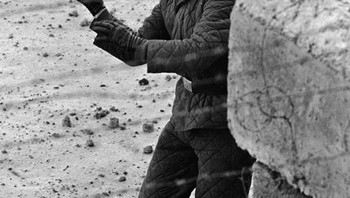 Seorang Penjaga Jerman Timur Melempar Bola Kembali Ke Seorang Anak Yang Bermain Di Sisi Tembok Berlin Jerman Barat. 1962 Foto: Reddit via Boredpanda