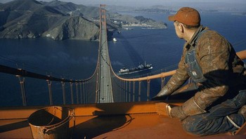 Seorang Pekerja Melukis Jembatan Golden Gate, 1956 Foto: Reddit via Boredpanda