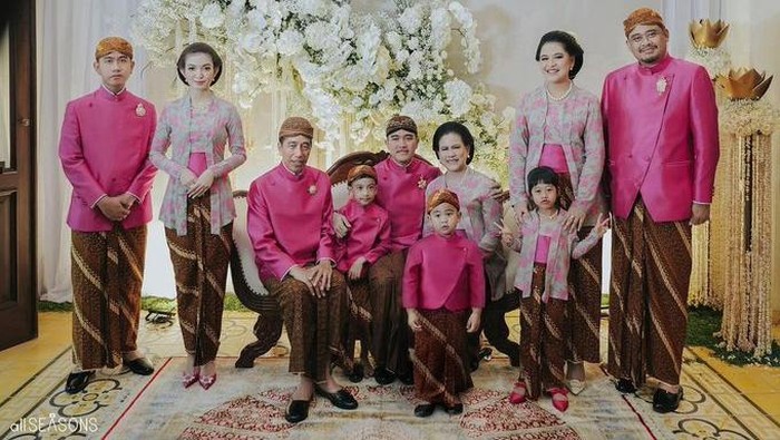 Foto keluarga saat pernikahan Kaesang setelah diedit