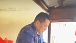 Gaya Nongkrong Hotman Paris Saat Ngopi dan Ngemil Bareng Bodyguard Baru