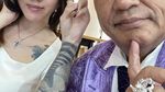 Gaya Nongkrong Hotman Paris Saat Ngopi dan Ngemil Bareng Bodyguard Baru
