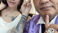 Hotman paling suka nongkrong di kedai kopi dan kafe. Ia membawa bodyguard pertamanya. Bahkan ia membuat tebak-tebakan bahwa bodygurdnya ini member geng Yakuza atau Triad Hong Kong. Foto: Instagram @hotmanparisofficial