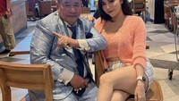Mampir ke salah satu gerai kopi, lagi-lagi Hotman bawa bodyguard tebarunya yang tak kalah cantik dibandingkan koleksi aspri sebelumnya. Foto: Instagram @hotmanparisofficial