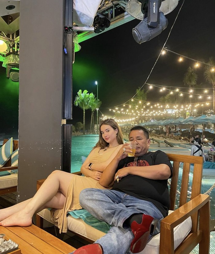 Gaya Nongkrong Hotman Paris Saat Ngopi dan Ngemil Bareng Bodyguard Terbarunya Gaya Nongkrong Hotman Paris Saat Ngopi dan Ngemil Bareng Bodyguard Terbarunya