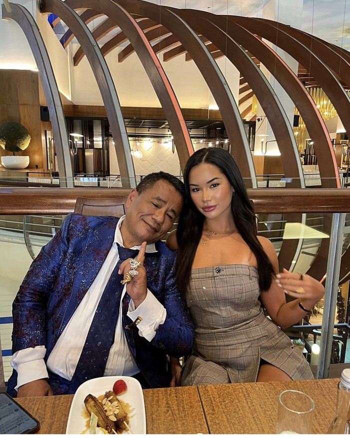Gaya Nongkrong Hotman Paris Saat Ngopi dan Ngemil Bareng Bodyguard Terbarunya Gaya Nongkrong Hotman Paris Saat Ngopi dan Ngemil Bareng Bodyguard Terbarunya