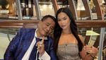 Gaya Nongkrong Hotman Paris Saat Ngopi dan Ngemil Bareng Bodyguard Baru