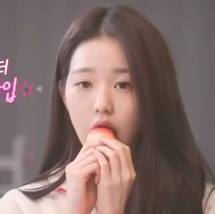 Gegara Pose Makan Stroberi Pakai Dua Tangan, Idol K-Pop Ini Dibanjiri Hujatan