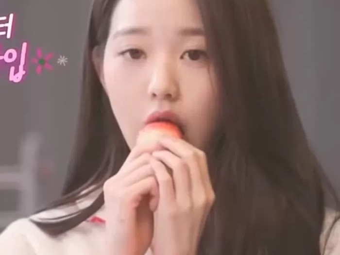 Gegara Pose Makan Stroberi Pakai Dua Tangan, Idol K-Pop Ini Dibanjiri Hujatan