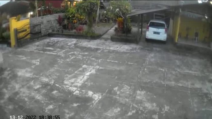 Tangkapan layar rekaman CCTV detik-detik gempa Karangasem yang terasa hingga Jembrana.