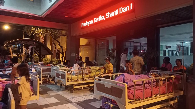 Sejumlah pasien di RSUD Kabupaten Karangasem terpaksa harus menjalani perawatan di pelataran atau lobby RS akibat takut gempa susulan terjadi