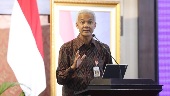 Gubernur Jawa Tengah (Jateng) Ganjar Pranowo mengungkapkan dana Corporate Social Responsibility (CSR) yang terkumpul di Jateng sebanyak Rp 86 miliar.