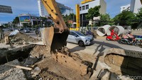Alat berat juga terlihat di lokasi proyek.