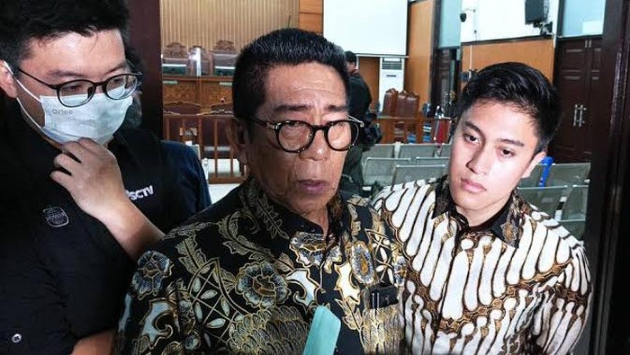 Henry Yoso Dampingi Kelanjutan Kasus Penggelapan dan Penipuan Henry Yosodiningrat, Penasihat hukum Rionald Anggara Soerjanto (Rionald) dugaan kasus penipuan dan penggelapan di PT Asli Rancangan Indonesia terus melangkah maju.