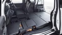 Honda N-Van memiliki ciri khas dengan ruang kompartemen kargo berkapasitas besar. Selain itu, mobil ini juga tidak memiliki pilar penumpang sehingga memudahkan untuk bongkar muat barang. Foto: Honda