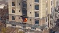Tampak api berasal dari lantai bawah hotel tersebut.