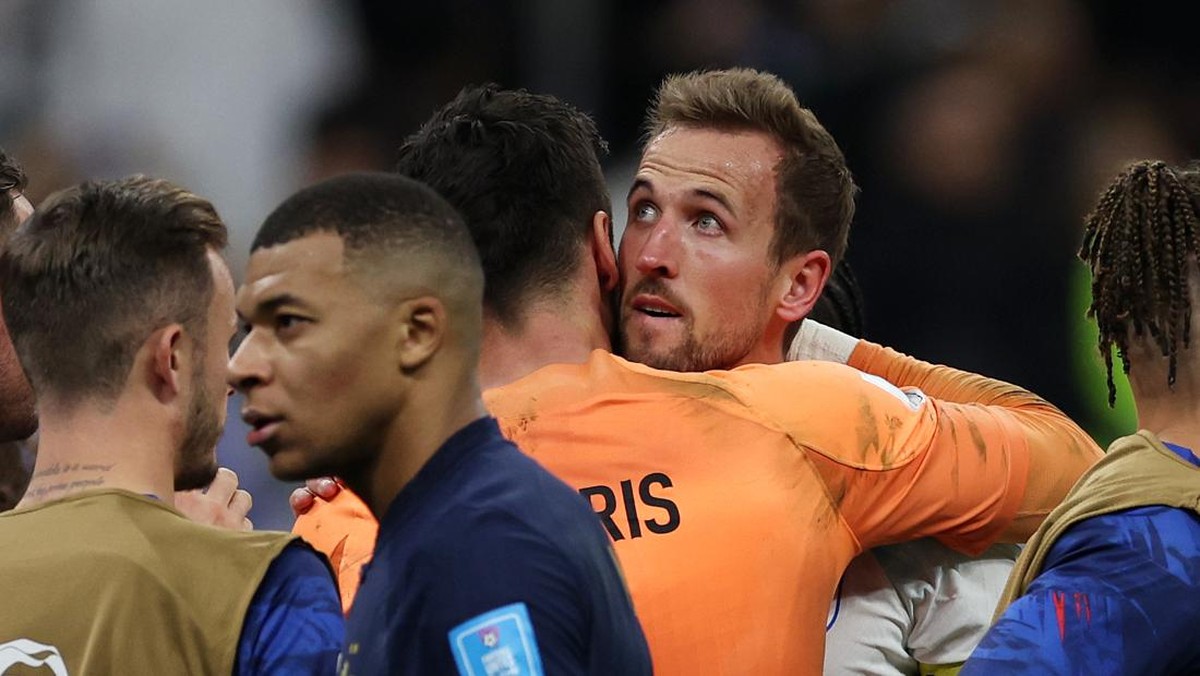 Hugo Lloris memeluk Harry Kane usai Prancis mendepak Inggris di perempatfinal Piala Dunia 2022. (Foto: The FA via Getty Images/Eddie Keogh - The FA)