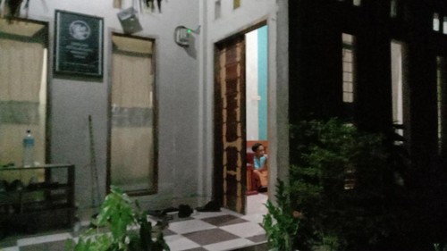 Ilustrasi rumah warga saat merasakan gempa bumi di Mataram, Selasa (13/12/2022). Foto: Ahmad Viqi/detikBali.