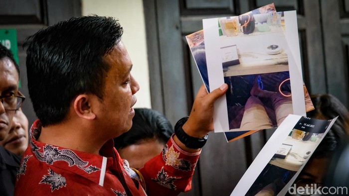 Richard Eliezer menyerahkan foto yang diklaim menunjukkan kaki Ferdy Sambo saat dijanjikan uang usai menembak Brigadir J. Ini hasil foto yang dijepret Eliezer.
