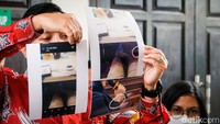 Foto ini kemudian dipertegas oleh pengacara Eliezer, Ronny Talapessy (batik merah) saat sidang diskors.