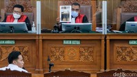 Eliezer tak menjelaskan detail tanggal terjadinya peristiwa itu. Pengacara Sambo, Febri Diansyah sempat maju untuk melihat foto yang dijepret Eliezer.  
