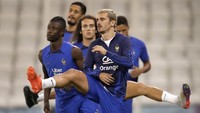 Antonie Grizman memimpin latihan ringan. Pemain Atletico Madrid itu diharapkan mampu menjadi pemecah kebuntuan saat menghadapi Maroko. (Foto: AP/Christophe Ena)