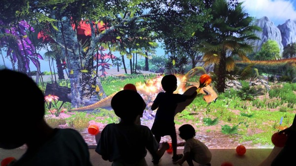 Sambut libur sekolah Natal dan tahun baru 2023, Lippo Mall Kemang menghadirkan wahana Dino Xscape dengan tema “The First Ever Immersive Dino Experience” di atrium Lippo Mall Kemang.