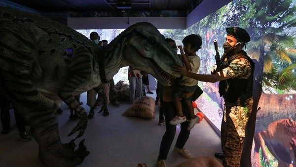 Wahana Dino Xscape yang dibuka mulai 9 Desember 2022 hingga 8 Januari 2023 beroperasi mulai pukul 10.30 WIB hingga 22.00 WIB.