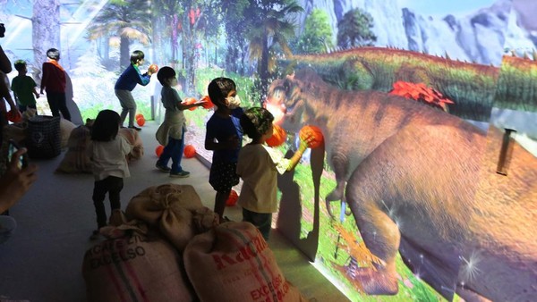 Wahana Dino Xscape ini memberikan suasana petualangan yang seru bersama dinosaurus dan kingkong sebagai pilihan menarik untuk menghabiskan liburan seru bersama keluarga.