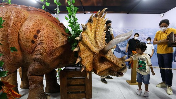 Anak-anak berinteraksi dengan dinosaurus di wahana Dino Xscape, “The First Ever Immersive Dino Experience” atrium Lippo Mall Kemang, Jakarta. Anak-anak berinteraksi dengan dinosaurus di wahana Dino Xscape, “The First Ever Immersive Dino Experience” atrium Lippo Mall Kemang, Jakarta.