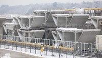  Tumpukan beton yang digunakan untuk pembuatan jembatan tersebut.