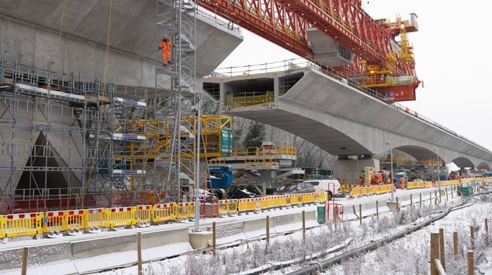 Intip Progres Jembatan Kereta Api Terpanjang di Inggris HS2 menghadirkan jembatan kereta api terpanjang di Inggris. Jembatan Colne Valley ini masih dalam tahap proses pengerjaan. Ini penampakannya.