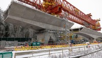 Sejumlah pekerja menyelesaikan proses pembangunan jembatan Colne Valley Viaduct.