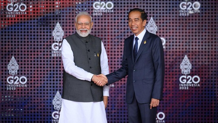 Jadi Tuan Rumah G20, Monumen di India Berhias Cahaya NUSA DUA, INDONESIA - NOVEMBER 15: Prime Minister Narendra Modi of India (L) is greeted by the President of the Indonesian Republic Joko Widodo during the formal welcome ceremony to mark the beginning of the G20 Summit on November 15, 2022 in Nusa Dua, Indonesia. The G20 meetings are being held in Bali from November 15-16. (Photo by Leon Neal/Getty Images,)