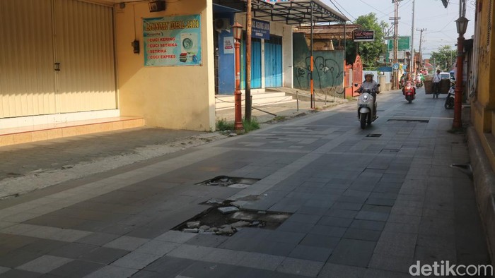 Jalan Menara kawasan Masjid Sunan Kudus kondisinya banyak yang rusak, Selasa (13/12/2022).