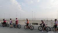 Di jalur khusus ini, pesepeda tak perlu khawatir mendapatkan gangguan dari pengguna moda transportasi lain. Tapi, pesepeda harus memberi jalan ke peleton yang mempunyai kecepatan lebih.